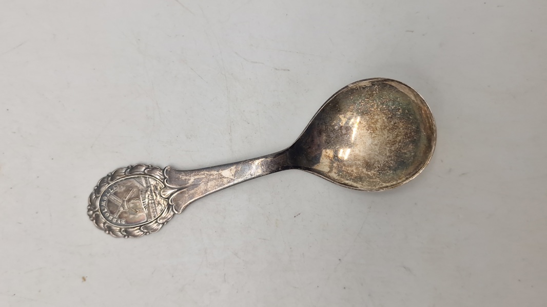 Ske af nysølv med motiv af Dybbøl mølle