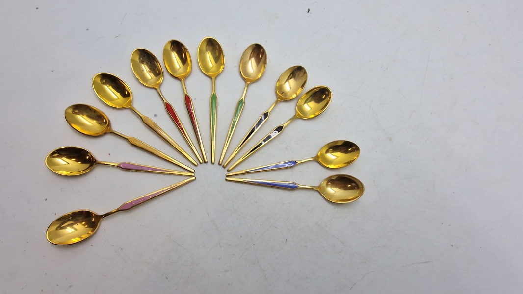 Samling teskeer, guldbelagte og med emalje. Meka Denmark
