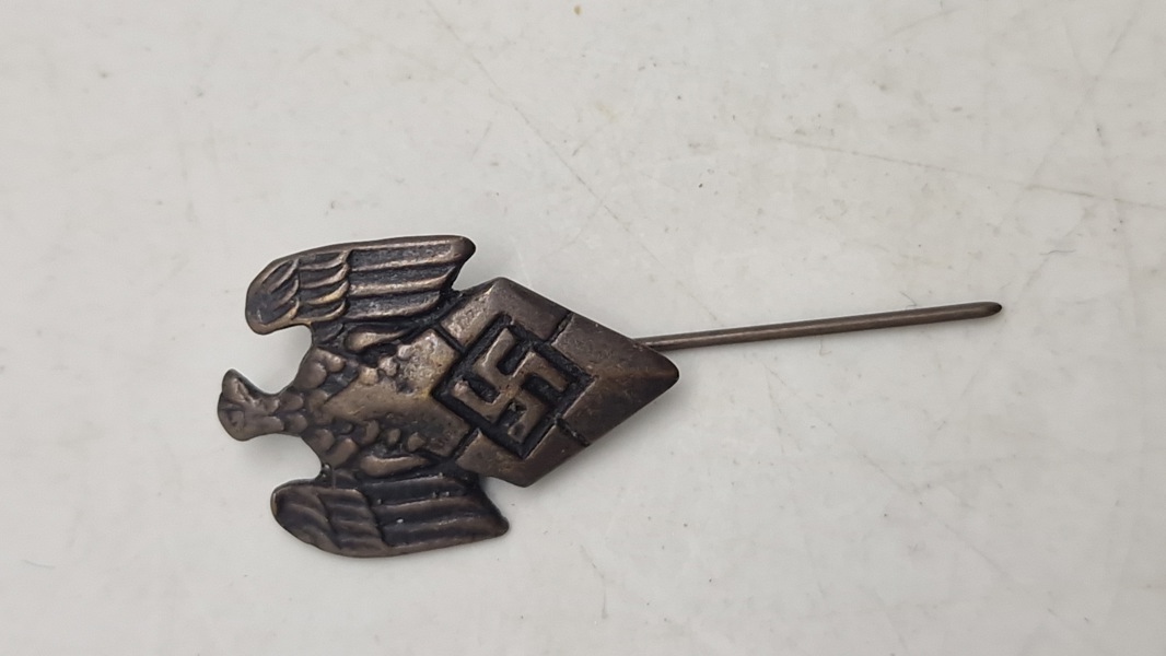 HitlerJugend pin. Efterkrigs