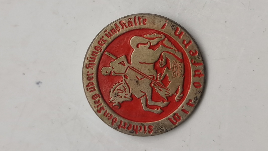 Original Sichert den Sieg über Hunger und Kälte/Wir Opfern Badge ww2
