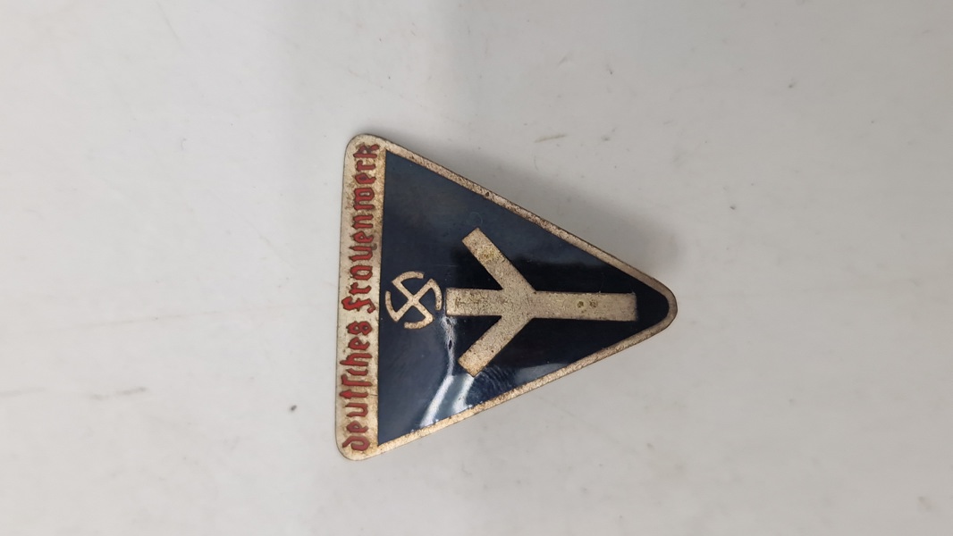 Original Deutsches Frauenwerk pin