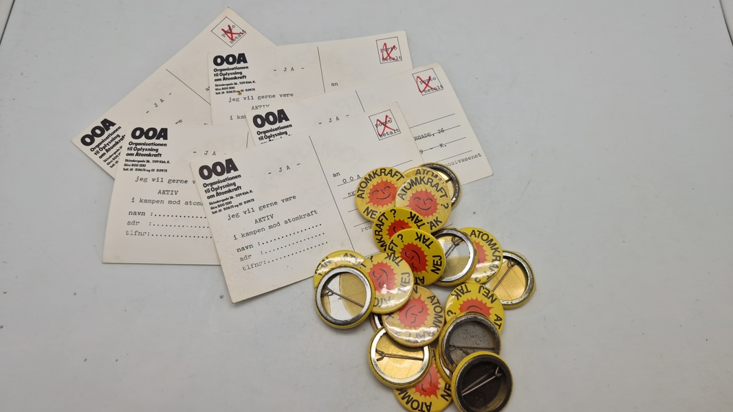 Samling badges medv Atomkraft, nej tak