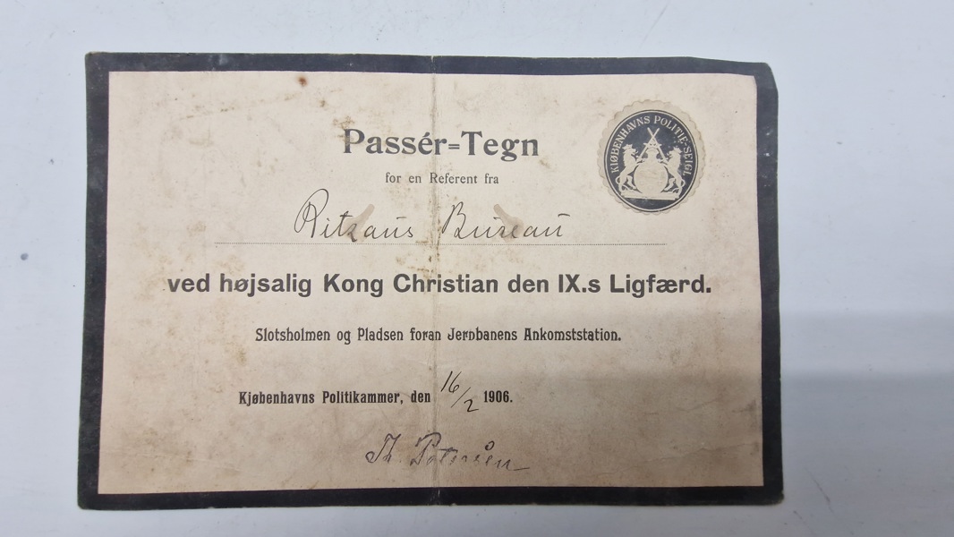 Ekstremt sjældent originalt passér-tegn udstedt af Kjøbenhavns Politikammer den 16. februar 1906, som giver adgang til specifikke områder i forbindelse med Kong Christian den IX.s ligfærd_27621a_8de3d5cf3e3e621_lg.jpeg