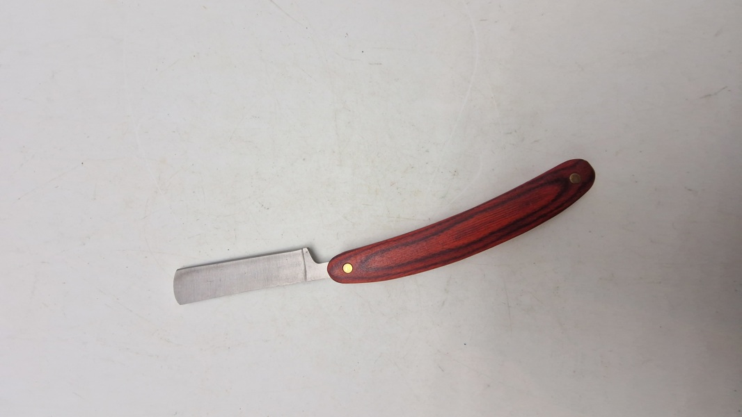 Ragekniv med greb af træ