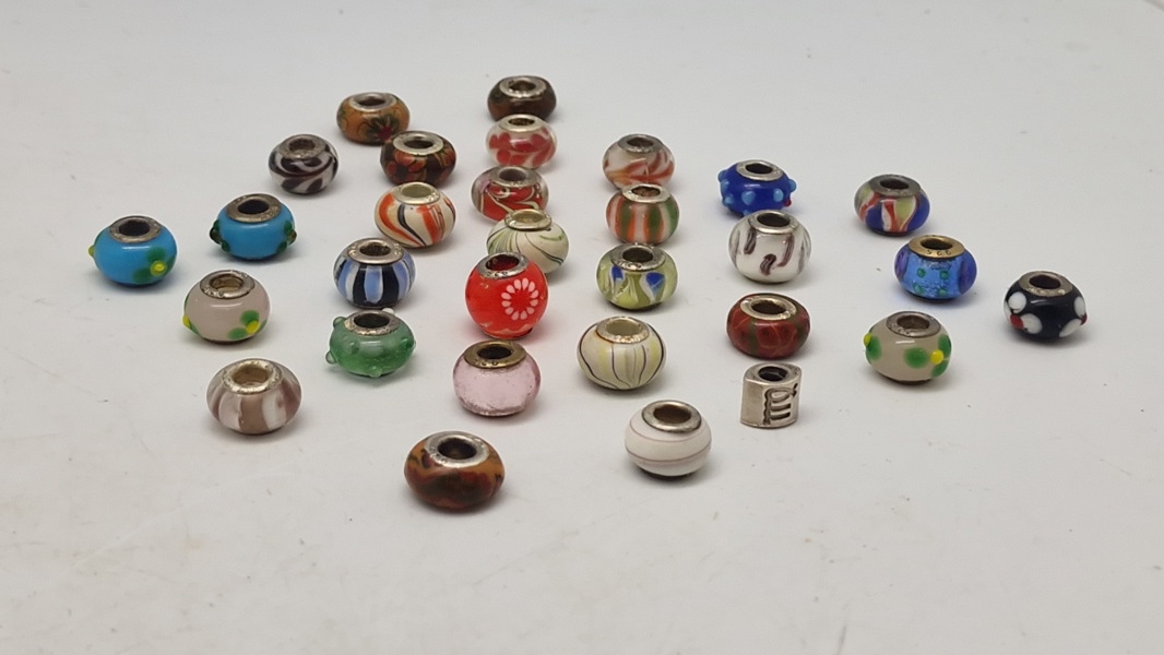 Samling charms til armbånd, sterlingsølv og glas