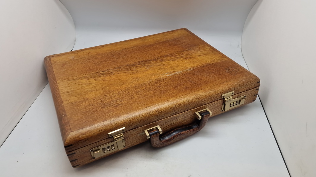 Veludført kuffert af træ