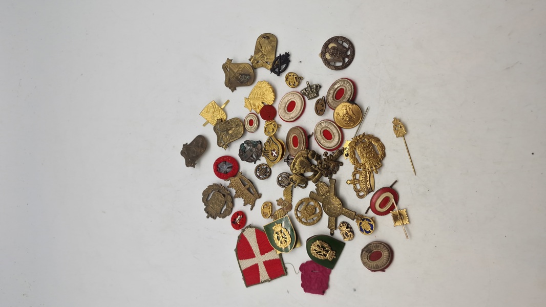 Lot militære mærker mm.