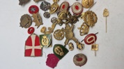 Lot militære mærker mm.