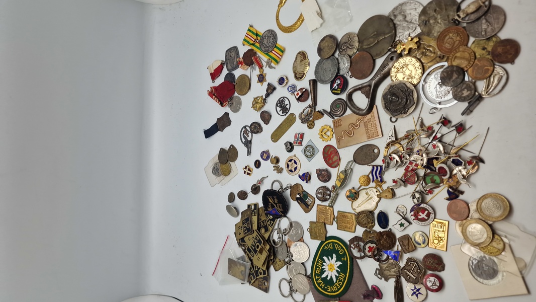 Stort lot pins og medaljer 