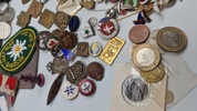 Stort lot pins og medaljer 