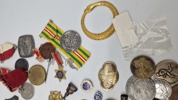 Stort lot pins og medaljer 