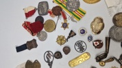 Stort lot pins og medaljer 