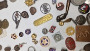 Stort lot pins og medaljer 