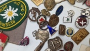 Stort lot pins og medaljer 