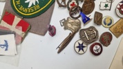 Stort lot pins og medaljer 