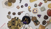 Stort lot pins og medaljer 