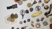 Stort lot pins og medaljer 