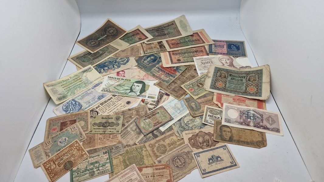 Stor samling pengesedler 