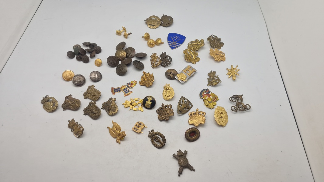 Samling militære regiments mærker mm.