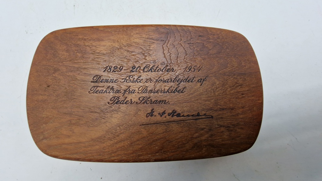 Original æske lavet af træ fra panserskibet “Peder Skram”