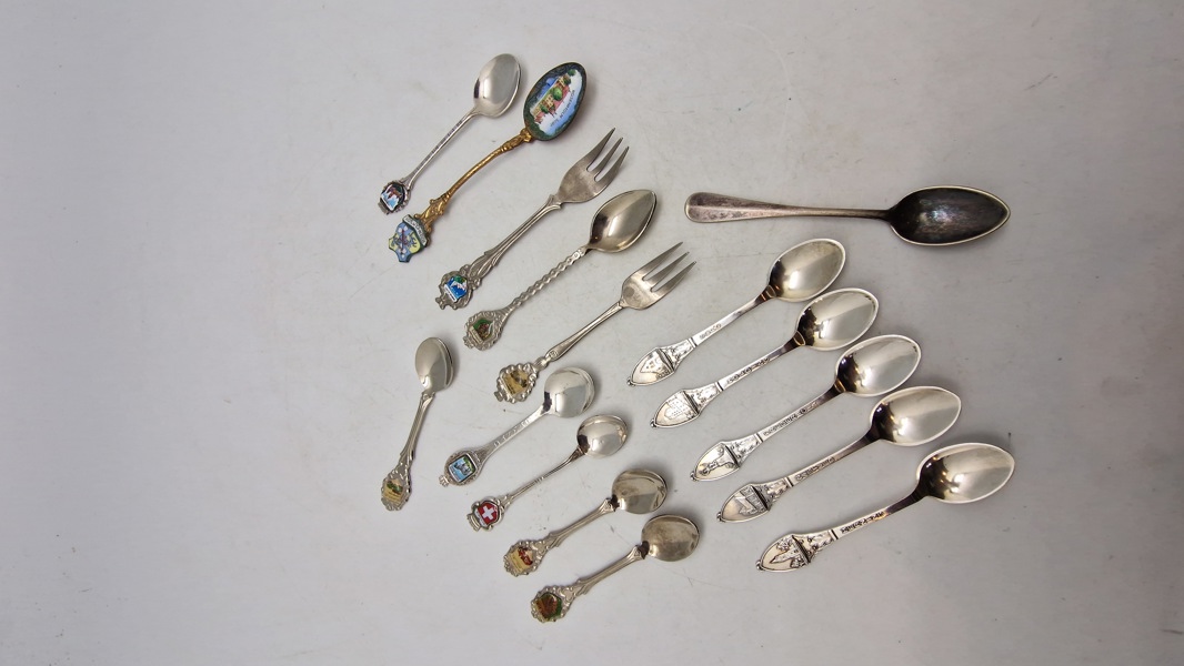 Samling skeer af nysølv med motiver fra forskellige byer