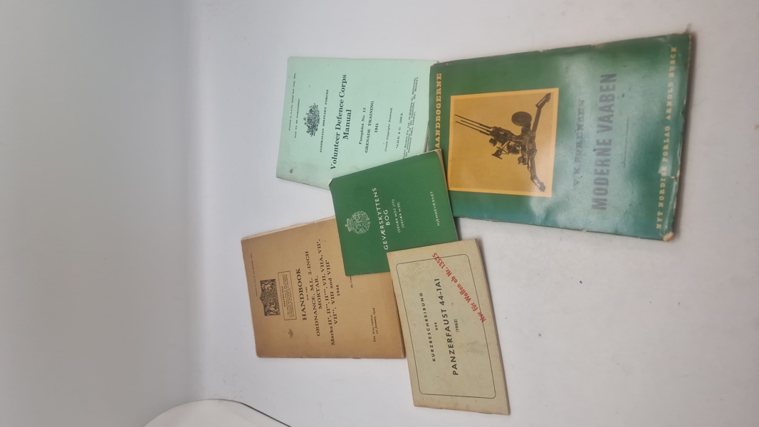 Samling militære lærebøger