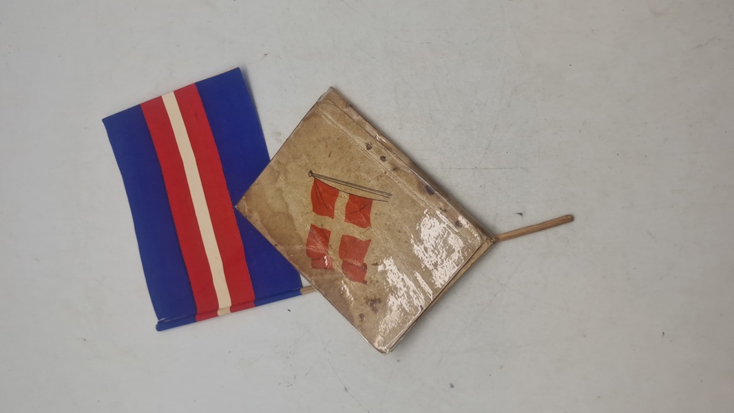 Original konge sangbog og papirsflag 