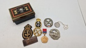 Lot diverse militære mærker og pengekasse