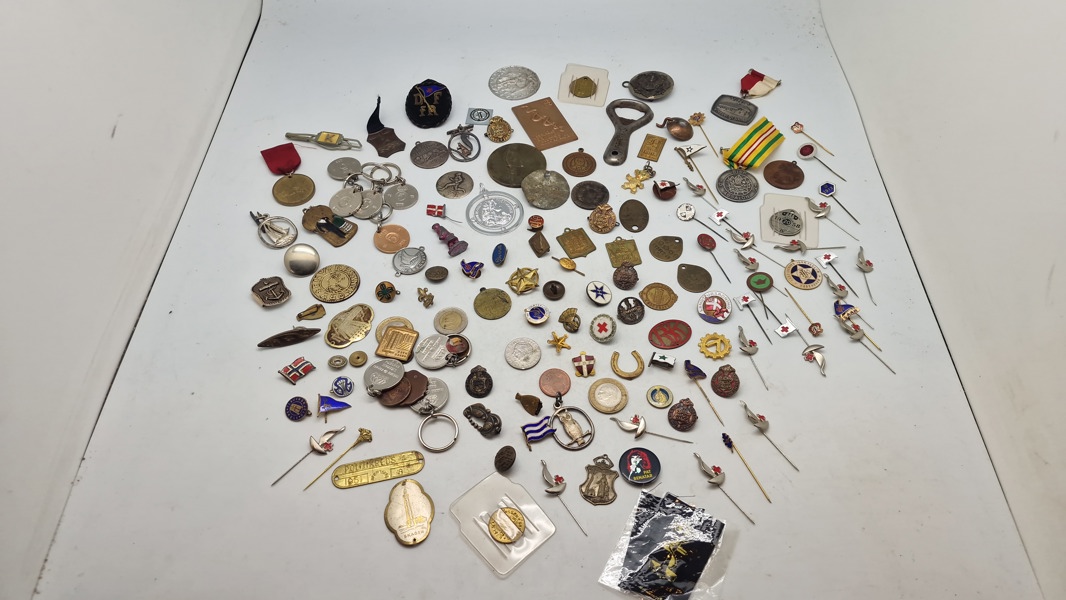 Kæmpe samling pins, medaljer mm.
