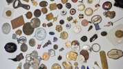 Kæmpe samling pins, medaljer mm.