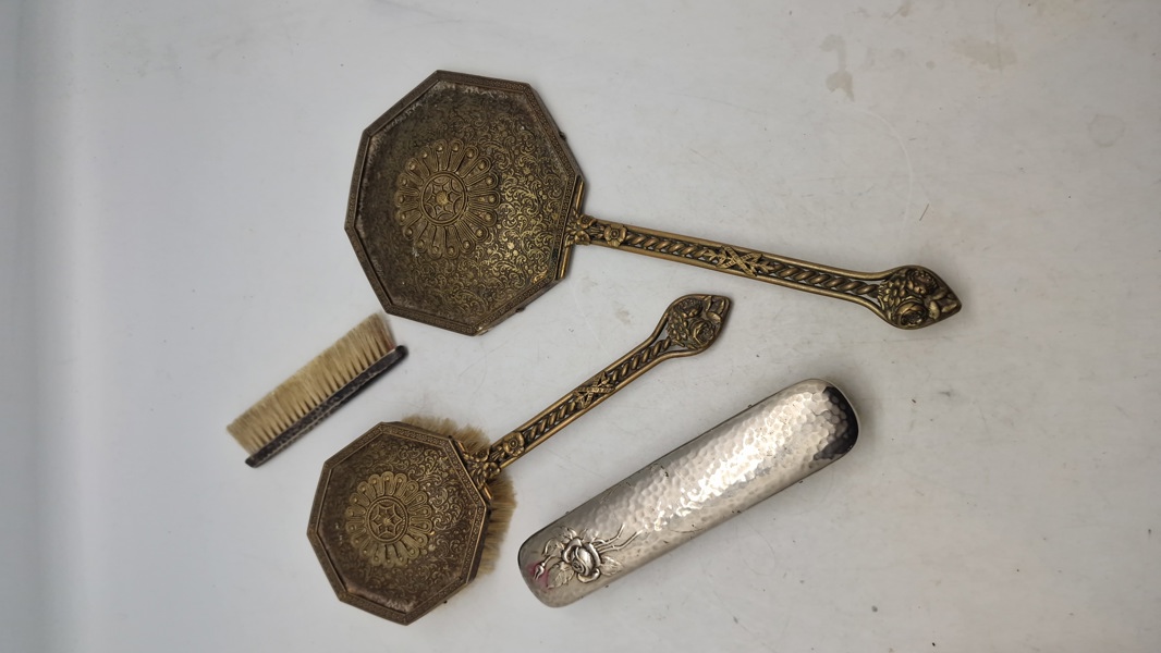 Samling spejle og børster 