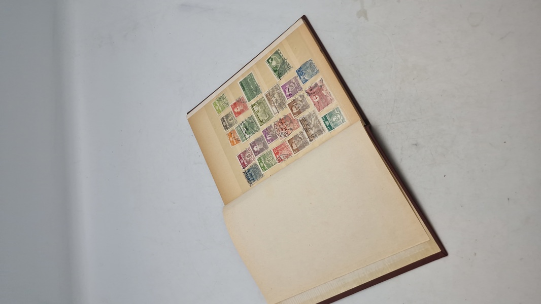 Samling frimærker i album 