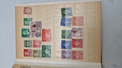 Samling frimærker i album 