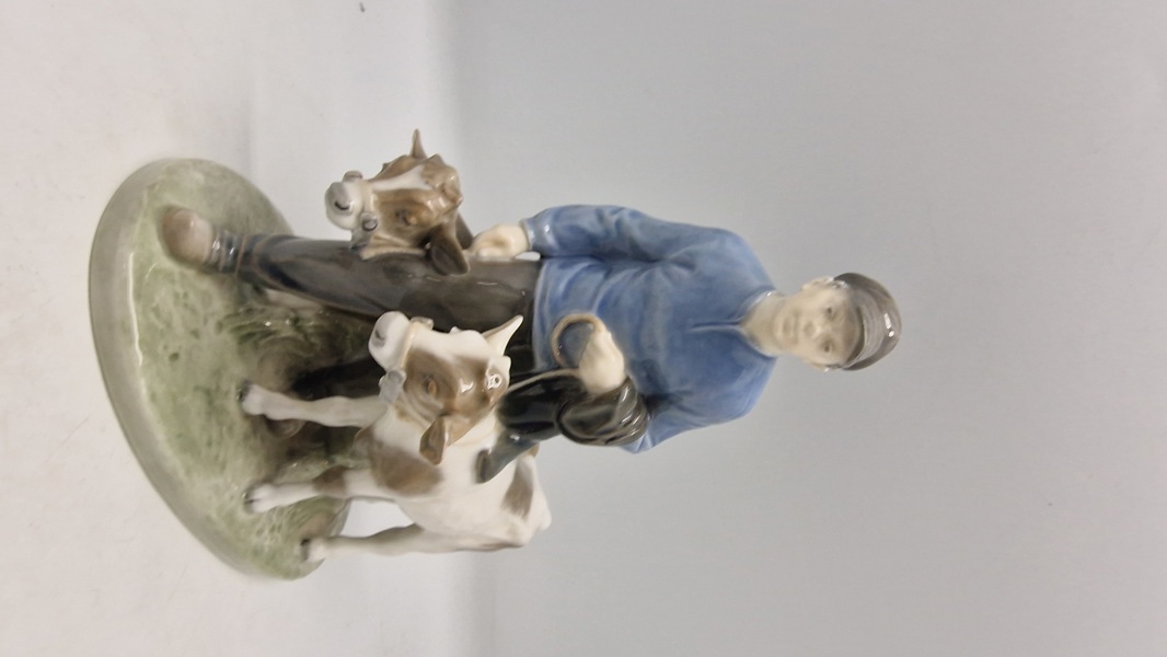 Dreng med to Kalve figur fra Royal Copenhagen, designet af Christian Thomsen