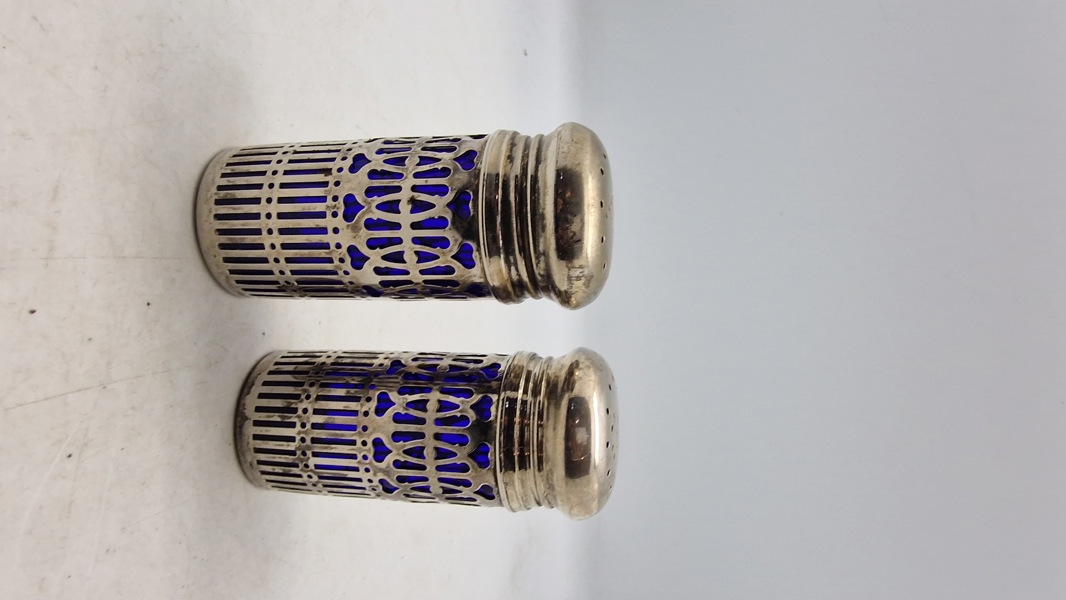 salt- og peberbøsser i koboltblåt glas med sølvbelagt metalgitter