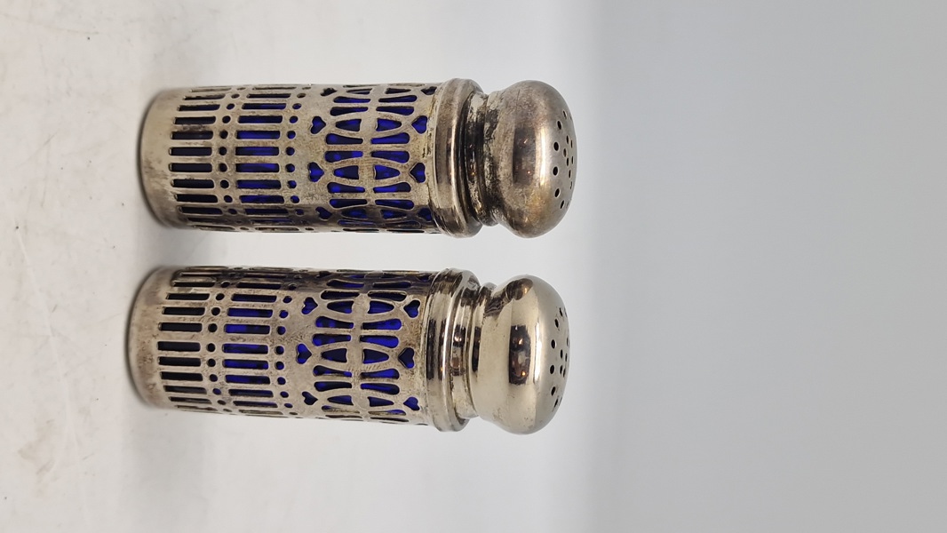 salt- og peberbøsser i koboltblåt glas med sølvbelagt metalgitter