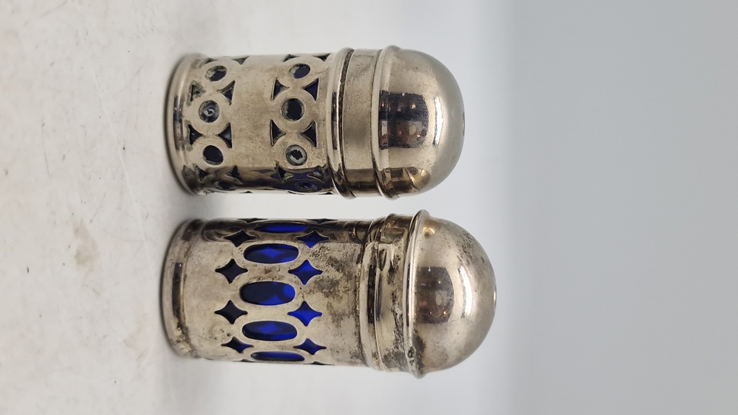 salt- og peberbøsser i koboltblåt glas med sølvbelagt metalgitter