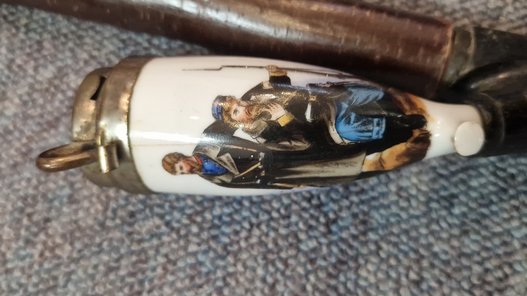 Sjælden original langpibe med teksten "De Sidste paa Skandsen Dybbøl 18 April 1864". 
_28022e_8de4c57a55674e4_lg.jpeg