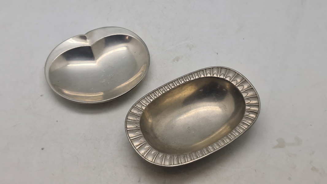 To originale Just tin skåle 