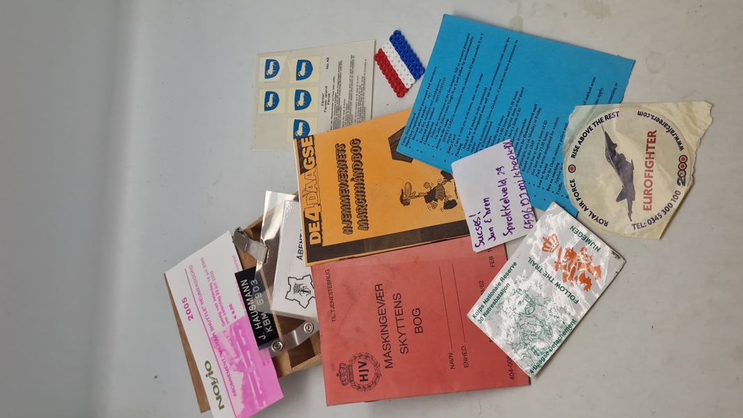 Lot diverse militaria hæfter, kort mm.