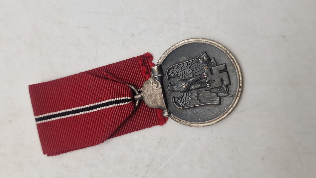 Original Medaille „Winterschlacht im Osten 1941/42“)
