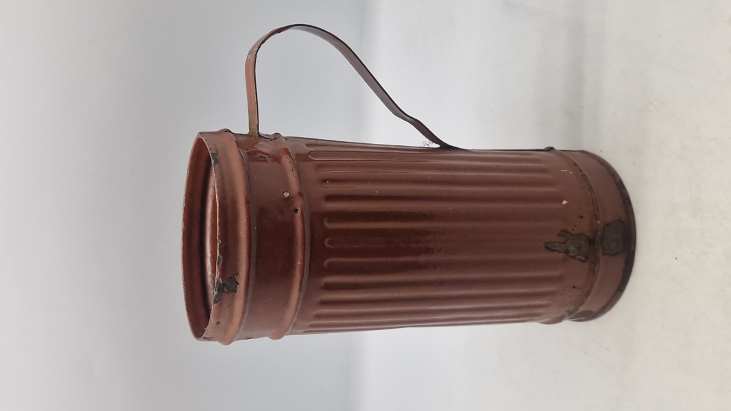 Original gasmaske beholder fra ww2. Anvendt efter krigen 