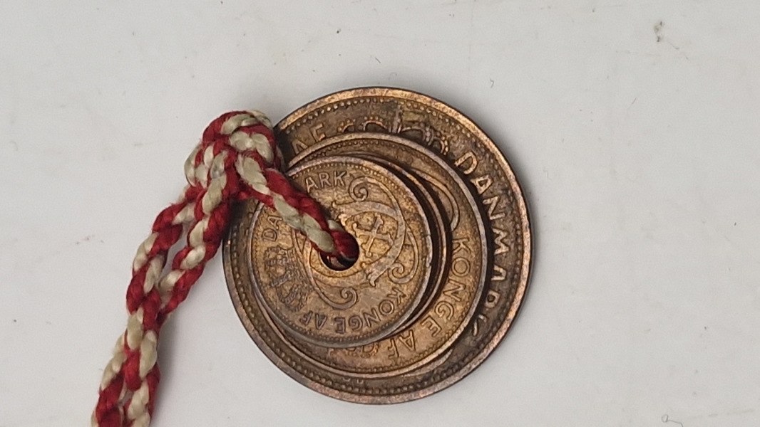 Originalt smykke lavet af Mønter fra 1940. En fem-øre, en to-øre og
to en-ører. Det markerer datoen 9-4-1940