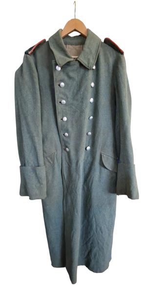 Original tysk Artilleri Mantel fra 1944, navngiven. Enkelte knapper skiftet 