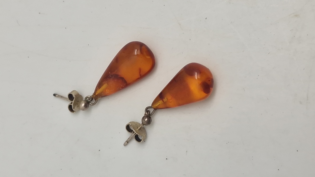 Ørestikker med vedhæng af rav 