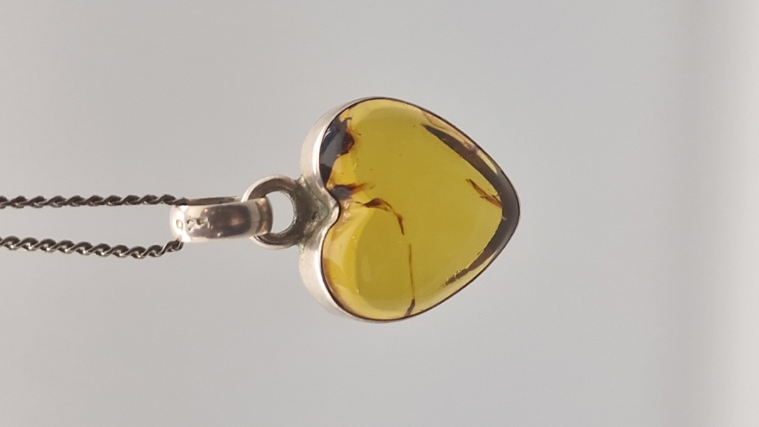 Halskæde af 925 sterlingsølv med indlæg af rav 