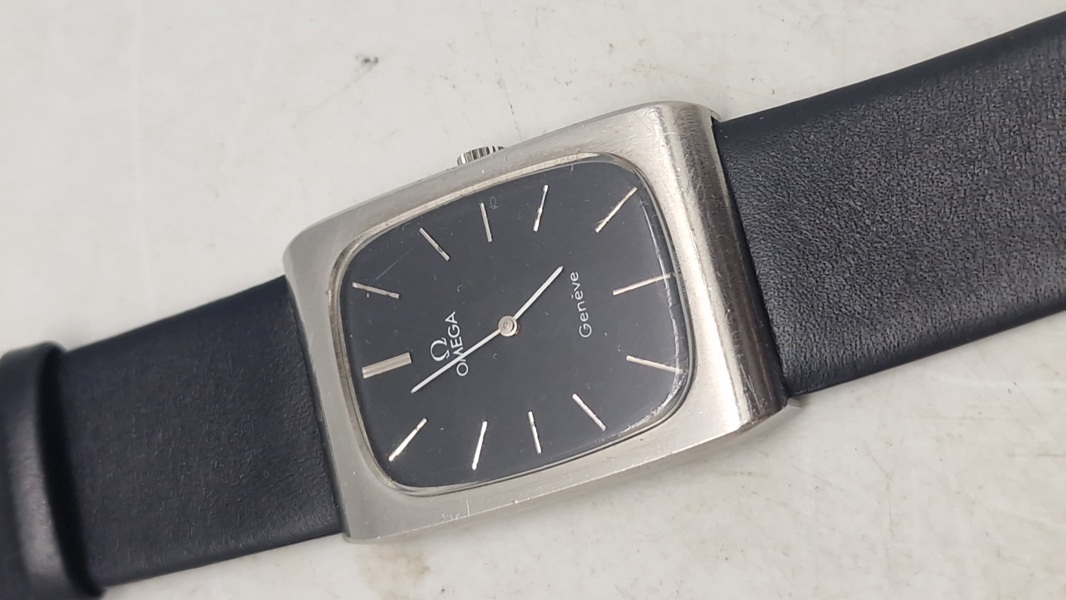 Originalt Omega Genève Tank manuelt optræk ur med sort urskive, holder tiden perfekt _28162c_8de4dd958f389ab_lg.jpeg