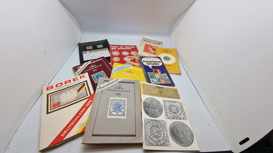 Samling frimærke og mønt hæfter 