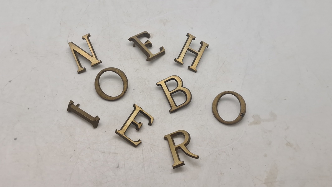 Samling bogstaver til gravsten 