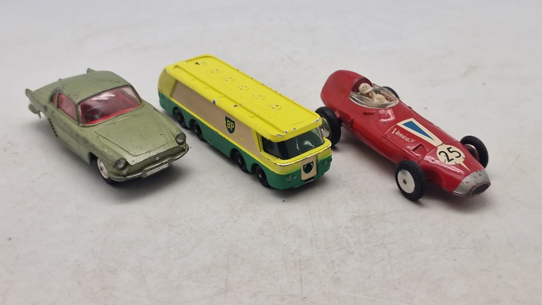 Samling ældre legetøjs biler
